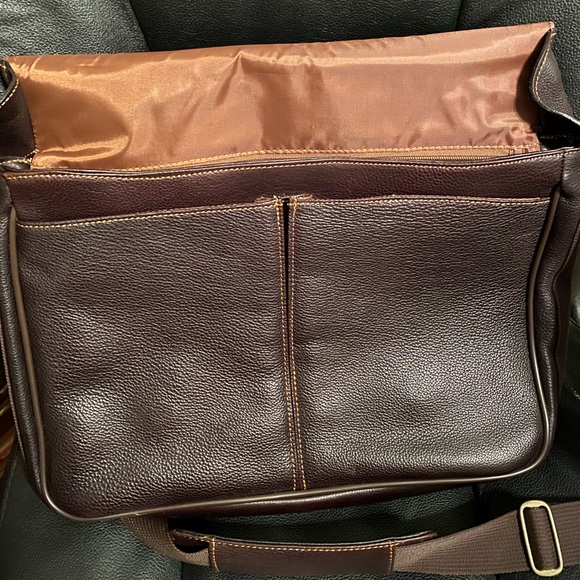 Wilson’s leather shoulder bag